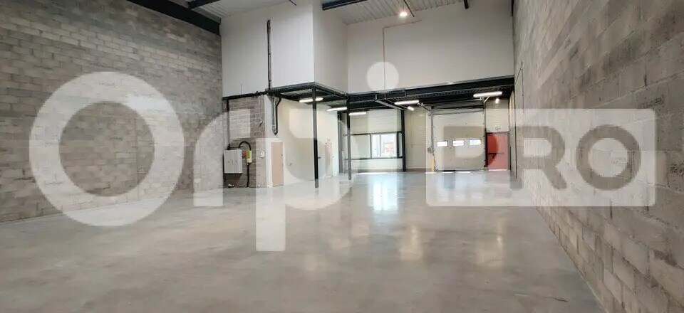 Flex in Villebon-sur-Yvette for lease - Interior Photo - Image 1 of 4