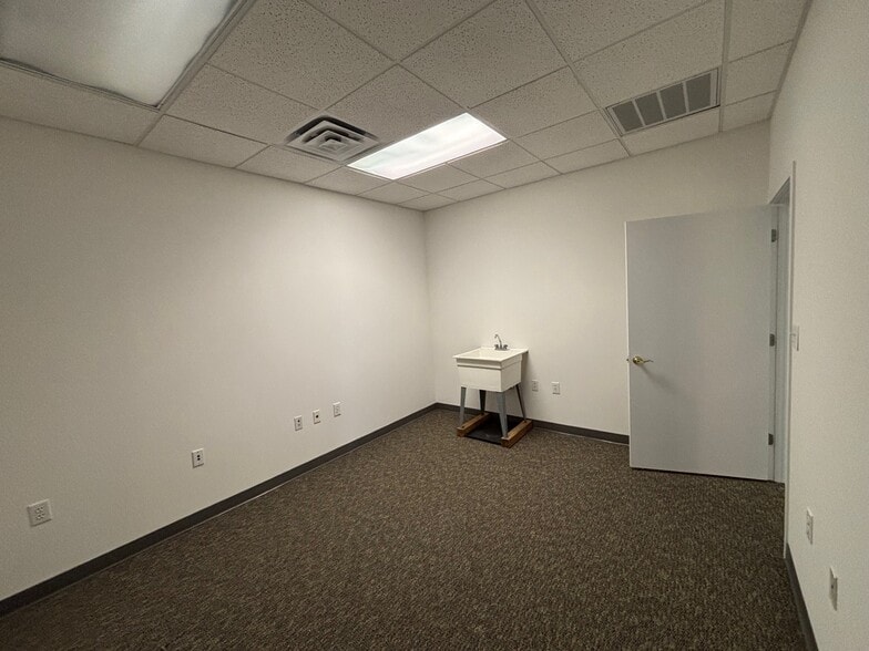 2704 Exchange Dr, Wilmington, NC for lease - Building Photo - Image 3 of 11