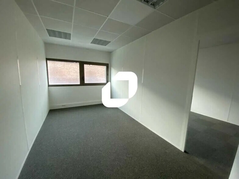 Office in Bordeaux for lease - Interior Photo - Image 1 of 4