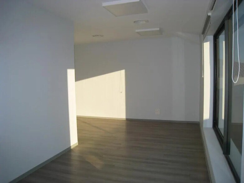 Office in Aubagne for lease - Building Photo - Image 3 of 6