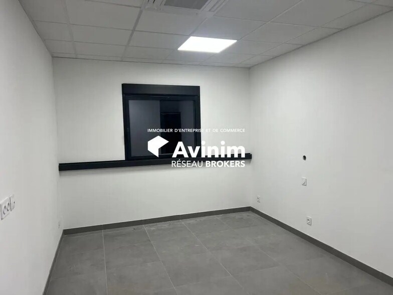 Office in Saint-Bonnet-de-Mure for lease - Interior Photo - Image 1 of 9