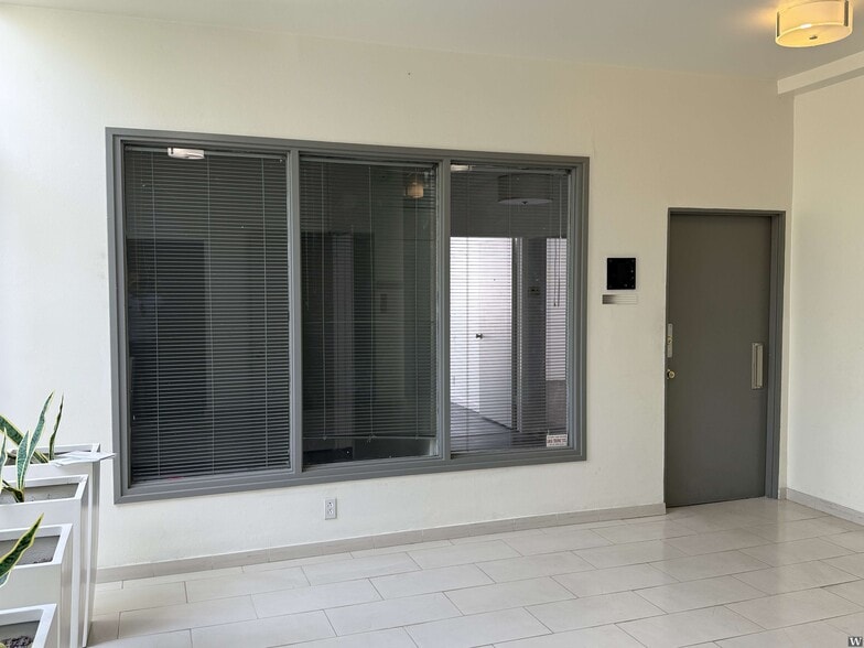 8170 Beverly Blvd, Los Angeles, CA for lease - Building Photo - Image 2 of 10