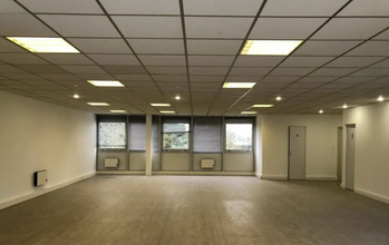 Office in Les Ulis for lease Building Photo- Image 1 of 6