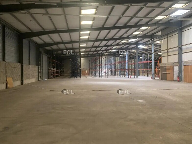 Industrial in Saint-Andiol for lease - Interior Photo - Image 2 of 8