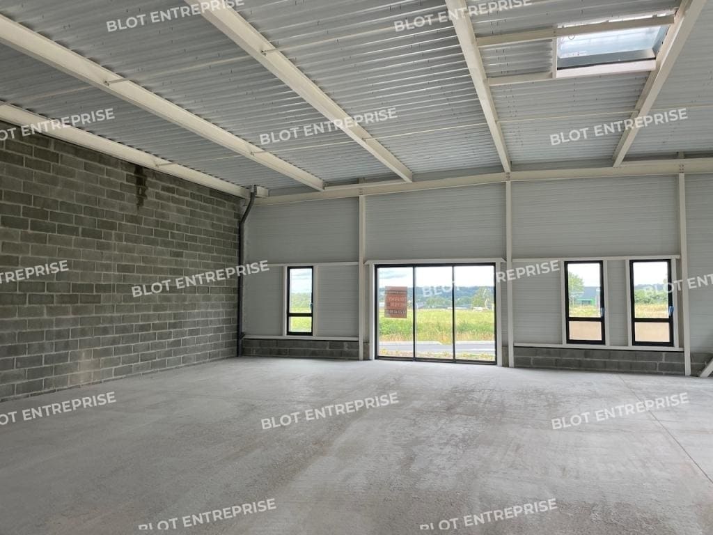 Retail in Pléchâtel for lease Building Photo- Image 1 of 6