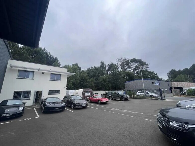 Office in Canéjan for lease - Building Photo - Image 2 of 8