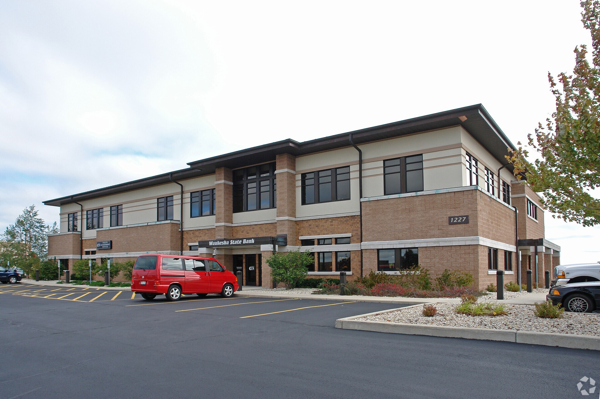 1227 Corporate Center Dr, Oconomowoc, WI for lease Primary Photo- Image 1 of 6