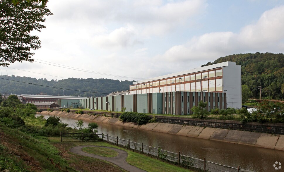 1003-1005 Airbrake Ave, Wilmerding, PA for lease - Primary Photo - Image 1 of 5