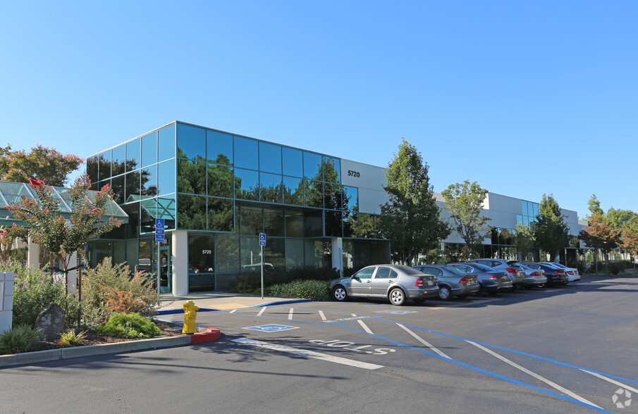 5720 Stoneridge Dr, Pleasanton, CA for lease - Primary Photo - Image 1 of 5