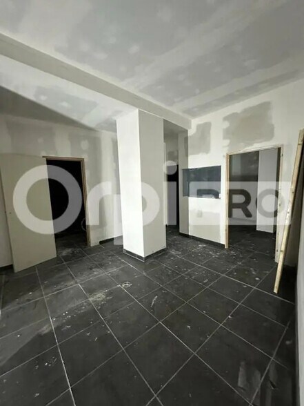 Retail in Limoges for sale - Interior Photo - Image 2 of 8