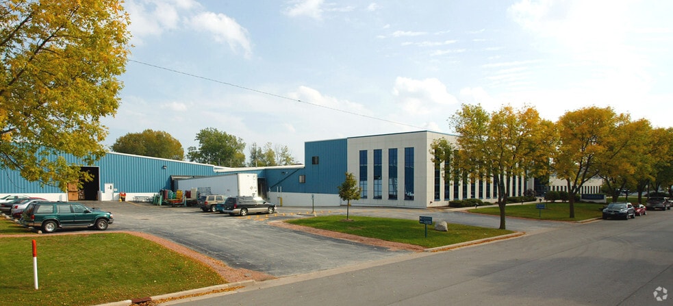 8900 N 55th St, Milwaukee, WI for sale - Building Photo - Image 2 of 4