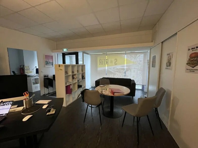 Retail in Lorient for lease - Interior Photo - Image 2 of 7