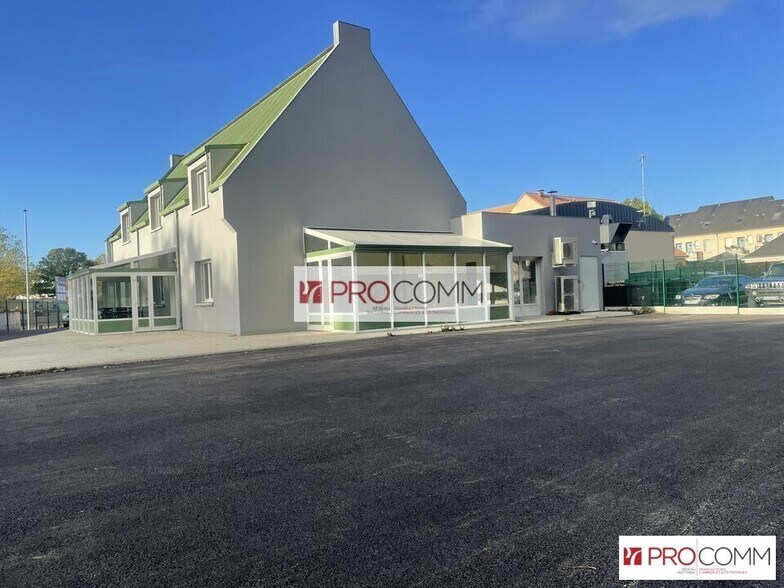 Office in Luisant for lease - Building Photo - Image 1 of 11