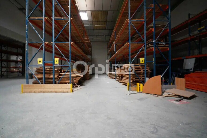 Flex in Saint-Bonnet-de-Mure for lease - Interior Photo - Image 3 of 20