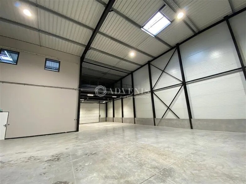 Flex in Les Pavillons-sous-Bois for lease - Interior Photo - Image 2 of 6