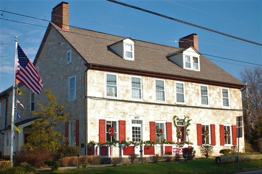 693 E Lincoln Hwy, Exton, PA for sale - Building Photo - Image 1 of 1