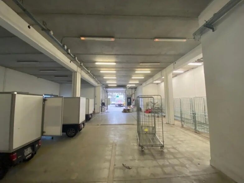 Flex in Nanterre for lease - Interior Photo - Image 2 of 4