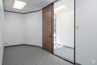 301 Wells Fargo Dr, Houston, TX for lease Interior Photo- Image 1 of 6