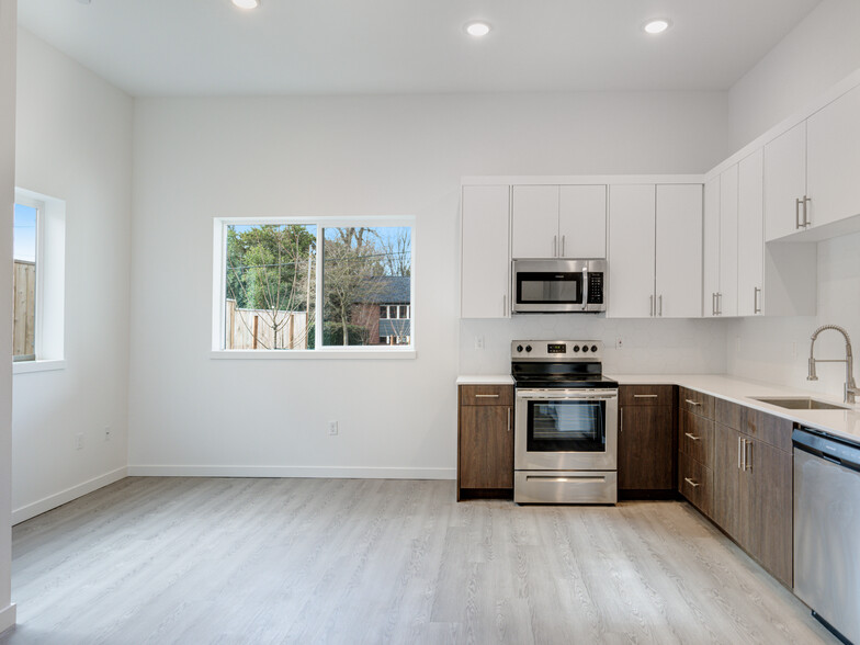 232 NE 61st Ave, Portland, OR for sale - Interior Photo - Image 3 of 27