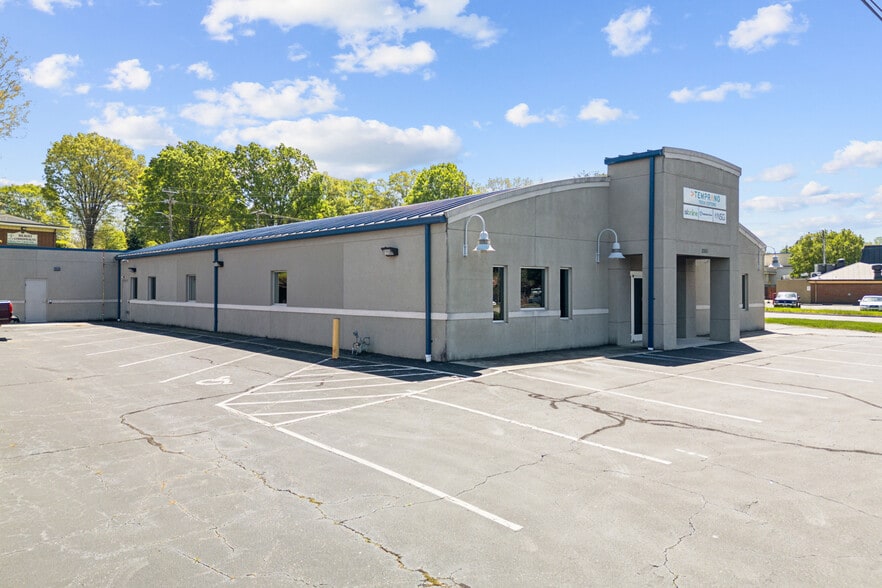 2105 Northwest Blvd, Newton, NC for sale - Building Photo - Image 3 of 30