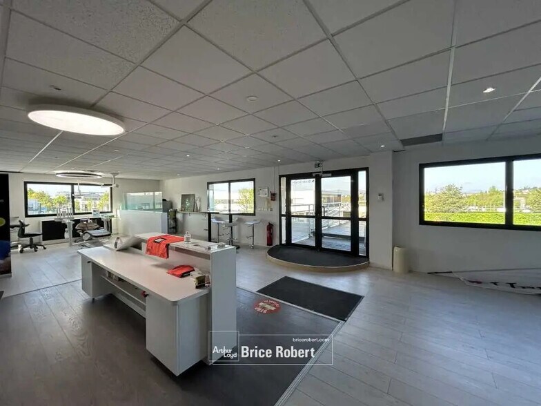 Flex in Limonest for lease - Interior Photo - Image 2 of 9