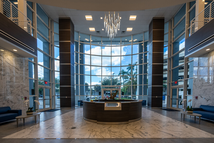 261 N University Dr, Plantation, FL for lease - Lobby - Image 1 of 2