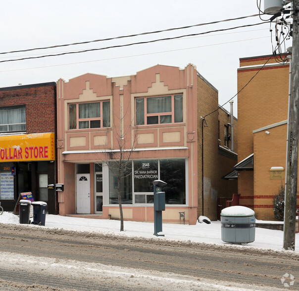 2545 Eglinton Ave W, Toronto, ON for lease - Primary Photo - Image 1 of 2