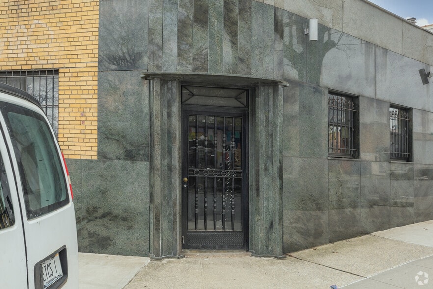 4800 Astoria Blvd, Astoria, NY for sale - Building Photo - Image 2 of 8