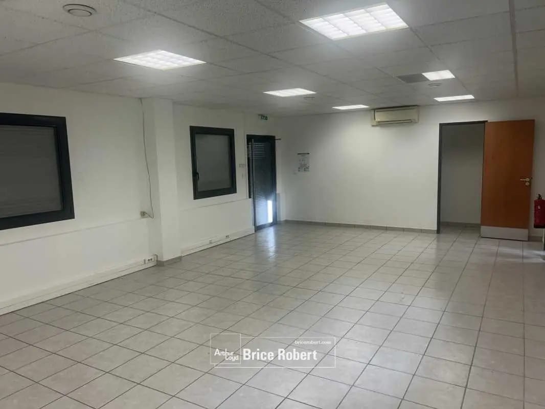 Flex in Vénissieux for lease Building Photo- Image 1 of 4