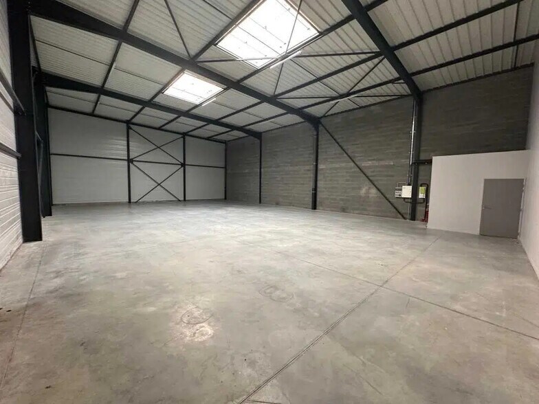 Flex in Genay for lease - Interior Photo - Image 2 of 7