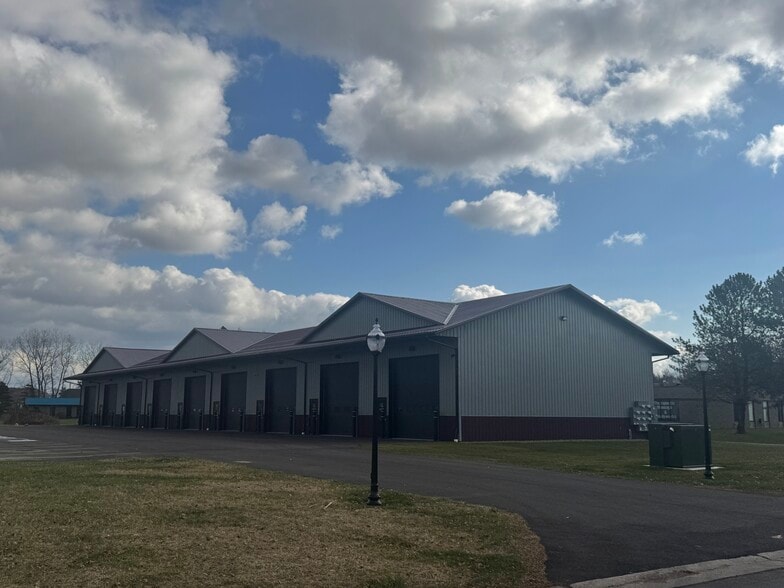 10 Regency Oaks Blvd, Rochester, NY for lease - Building Photo - Image 3 of 26