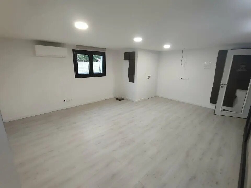 Office in La Verpillière for lease Building Photo- Image 1 of 10