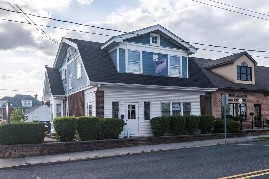 1304 Main St, Hellertown, PA 18055