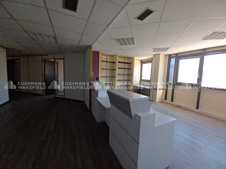 64 Avenue D'Haifa, Marseille for lease - Interior Photo - Image 2 of 13