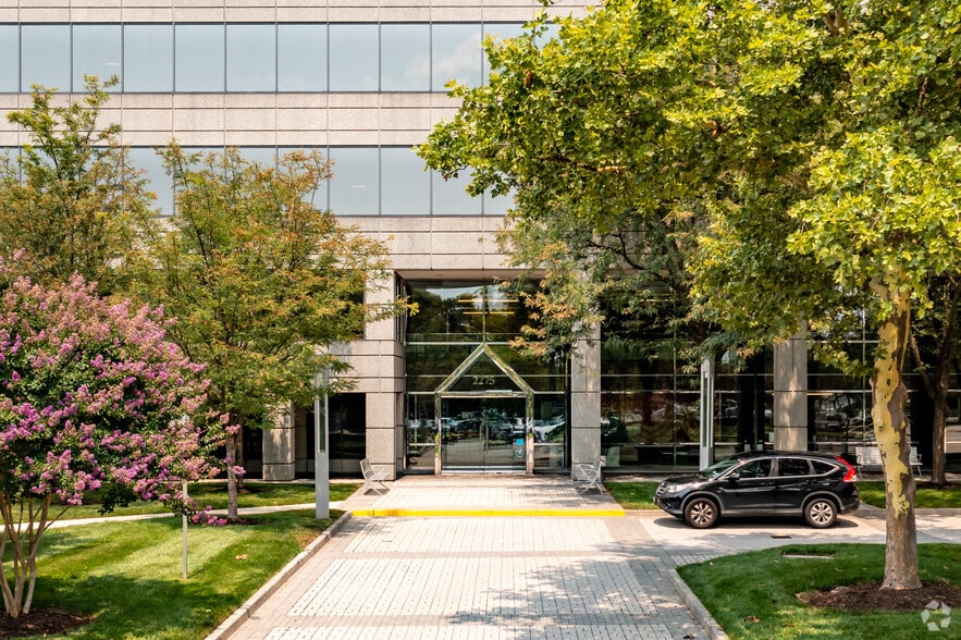 2275 Research Blvd, Rockville, MD for lease - Building Photo - Image 3 of 34