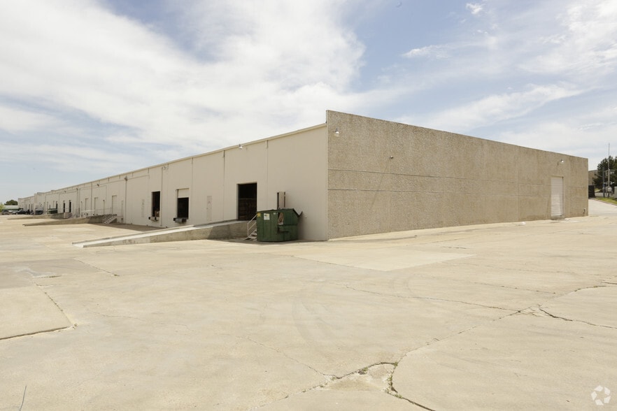 1751 Hurd Dr, Irving, TX for lease - Building Photo - Image 3 of 8