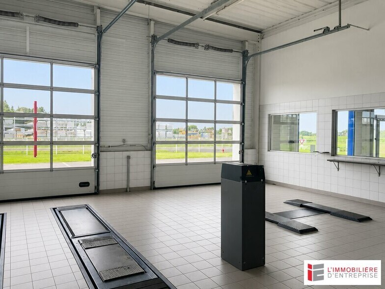 Flex in PLOULEC'H for lease - Interior Photo - Image 2 of 8