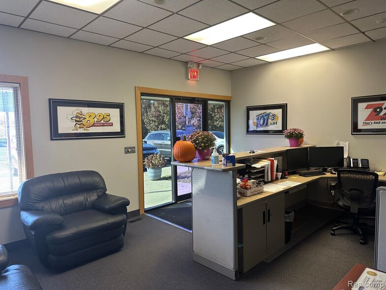 6317 Taylor Dr, Flint, MI for lease - Interior Photo - Image 2 of 4