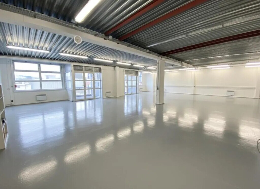 Location Local d'activités 379 m² - Photo 1