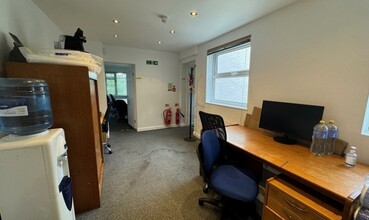 127 Station Rd, London for lease Interior Photo- Image 2 of 24