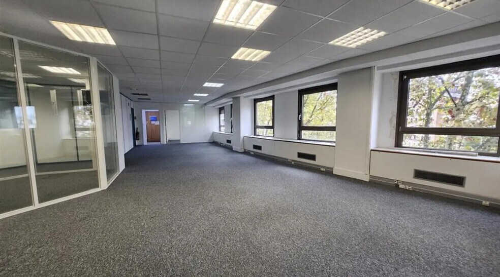 Office in La Garenne-Colombes for lease - Building Photo - Image 3 of 4