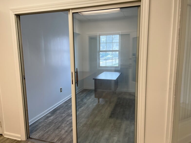 70 Forest Ave, Glen Cove, NY for lease - Building Photo - Image 3 of 9