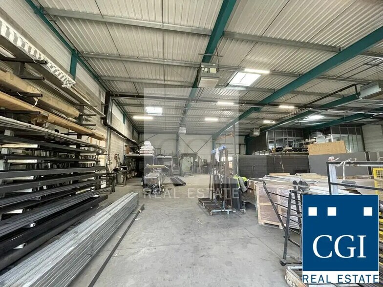 Flex in Saint-Blaise-du-Buis for lease - Interior Photo - Image 2 of 4