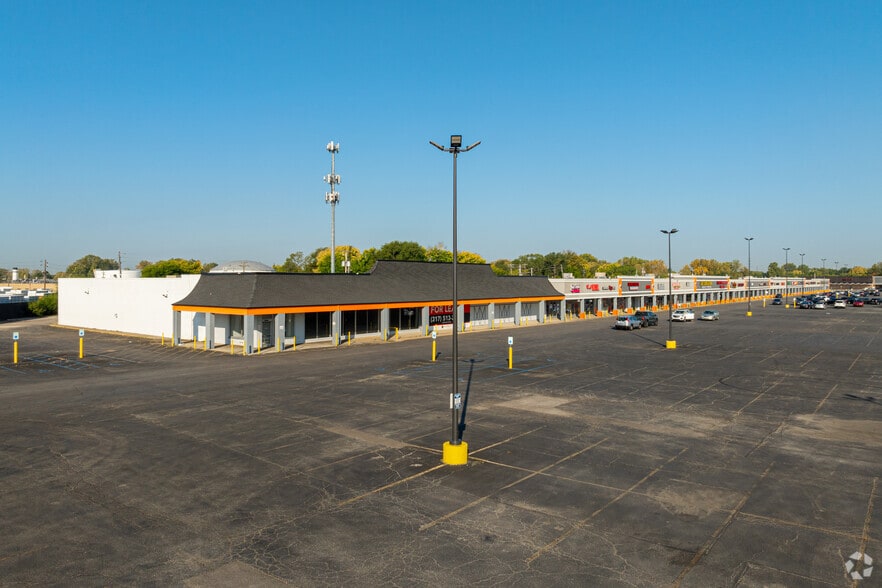 2802 N Lafayette Rd, Indianapolis, IN for lease - Building Photo - Image 1 of 28