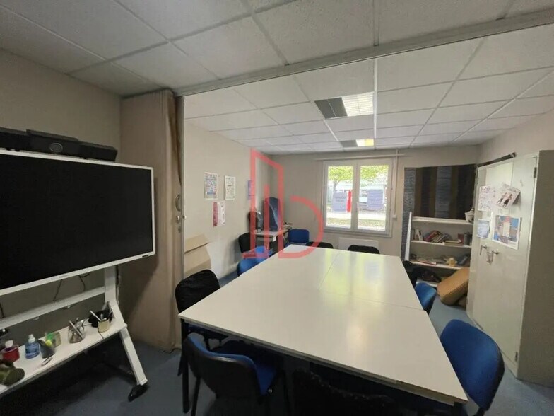 Office in Bordeaux for lease - Building Photo - Image 3 of 5