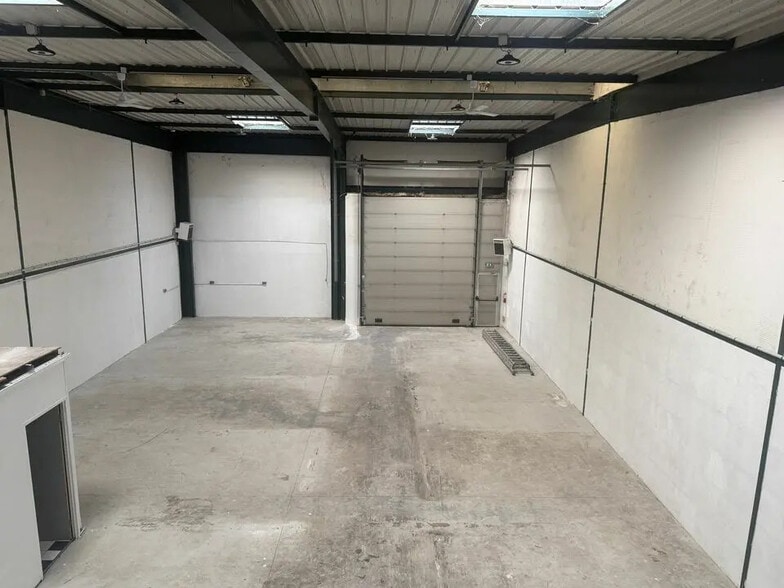 Flex in Villepinte for lease - Interior Photo - Image 2 of 4