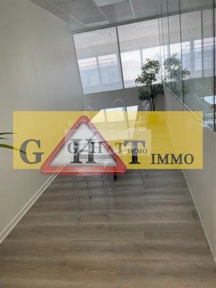 Office in Neuilly-sur-Marne for lease - Interior Photo - Image 1 of 3