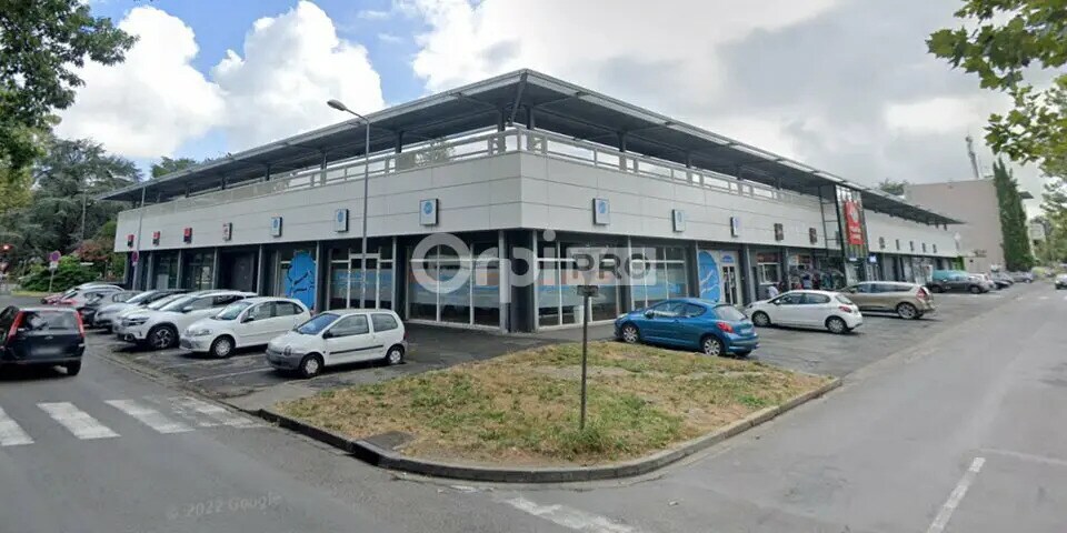 Retail in Pau for lease Building Photo- Image 1 of 4
