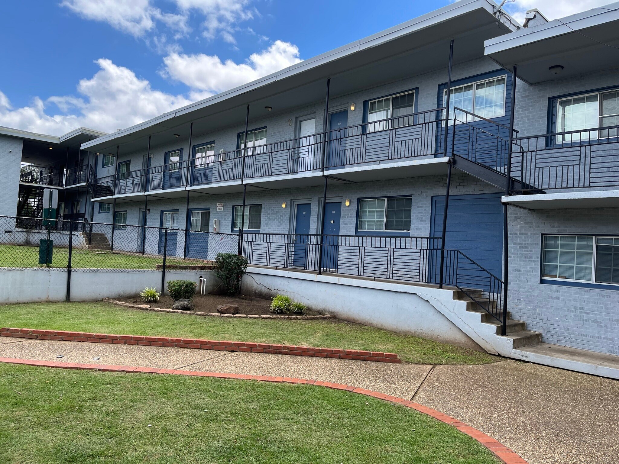 1224 S High St, Longview, TX 75602 Willow Creek Apartments