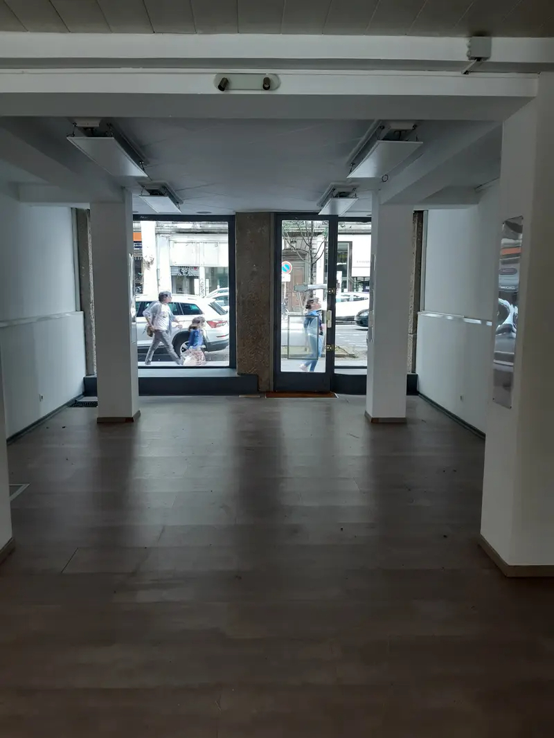 Retail in Lyon for lease Interior Photo- Image 1 of 5